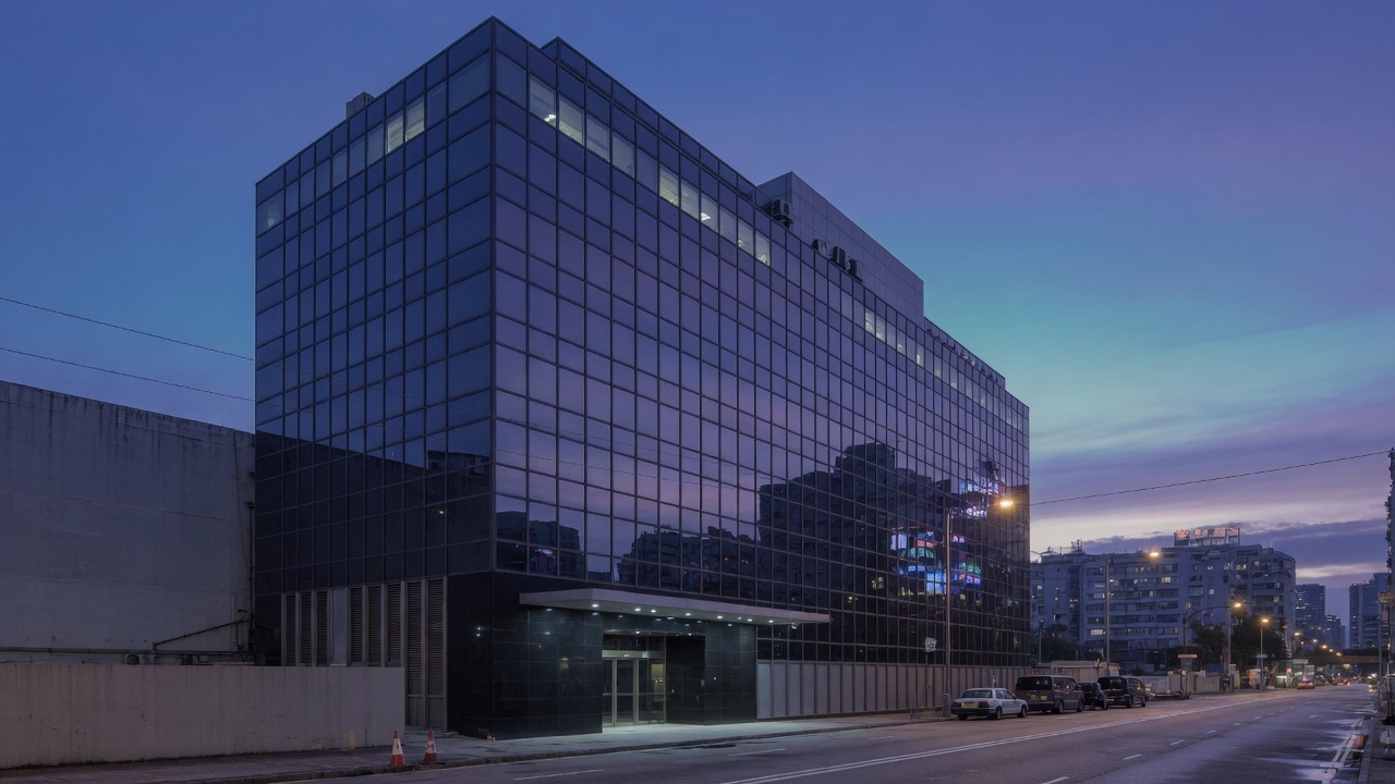 黃昏時分的玻璃幕牆商廈 / A glass-curtain commercial building at dusk
